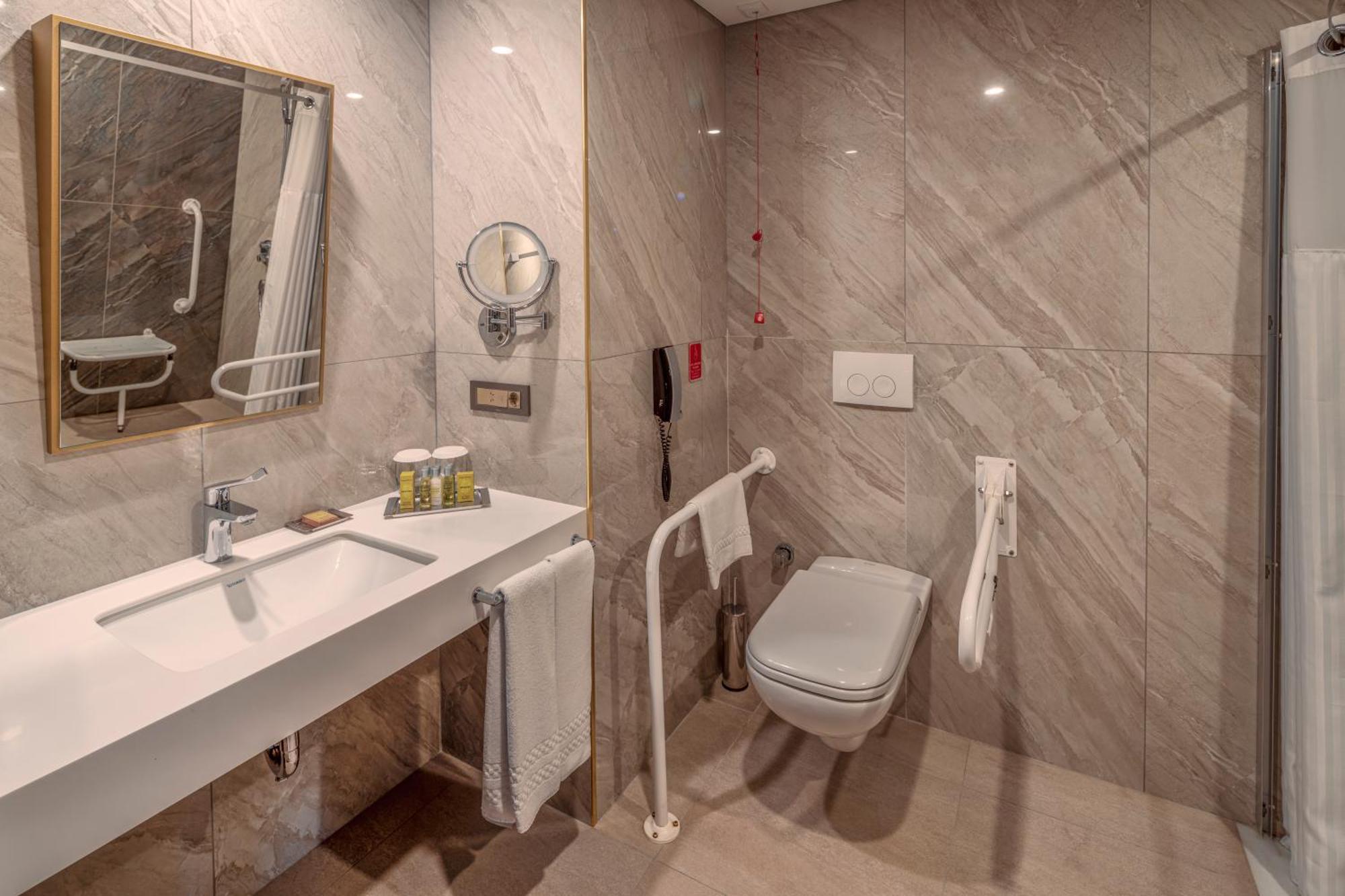 King Room - Mobility Accessible,1545916108:JPEG